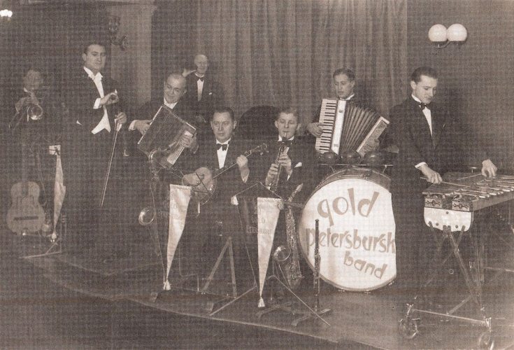 The Artur Gold (conducting) and Jerzy Petersburski (on accordion) band