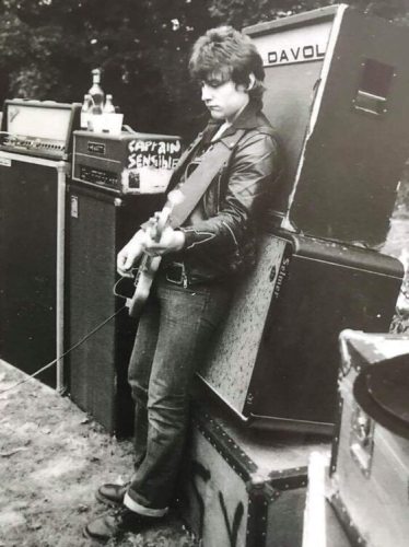 RIP Algy Ward aka Alasdair Mackie Ward, English bass player/vocalist (July 11, 1959 - May 17, 2023), born in Croydon (South London, UK), Ward played bass for punk acts The Saints and The Damned prior to founding the NWOBHM band Tank.